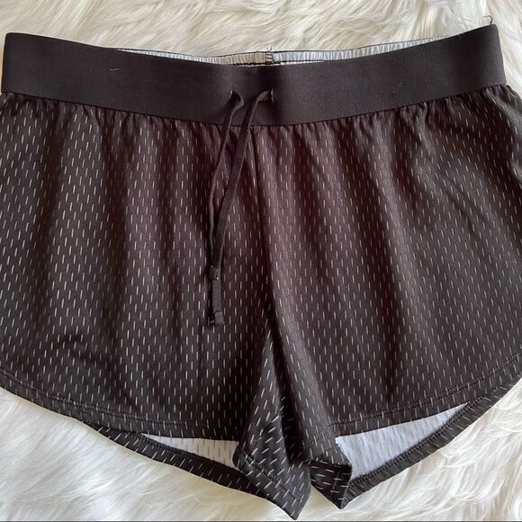 Women’s Black Athletic Works Shorts Size Medium - Picture 2 of 4